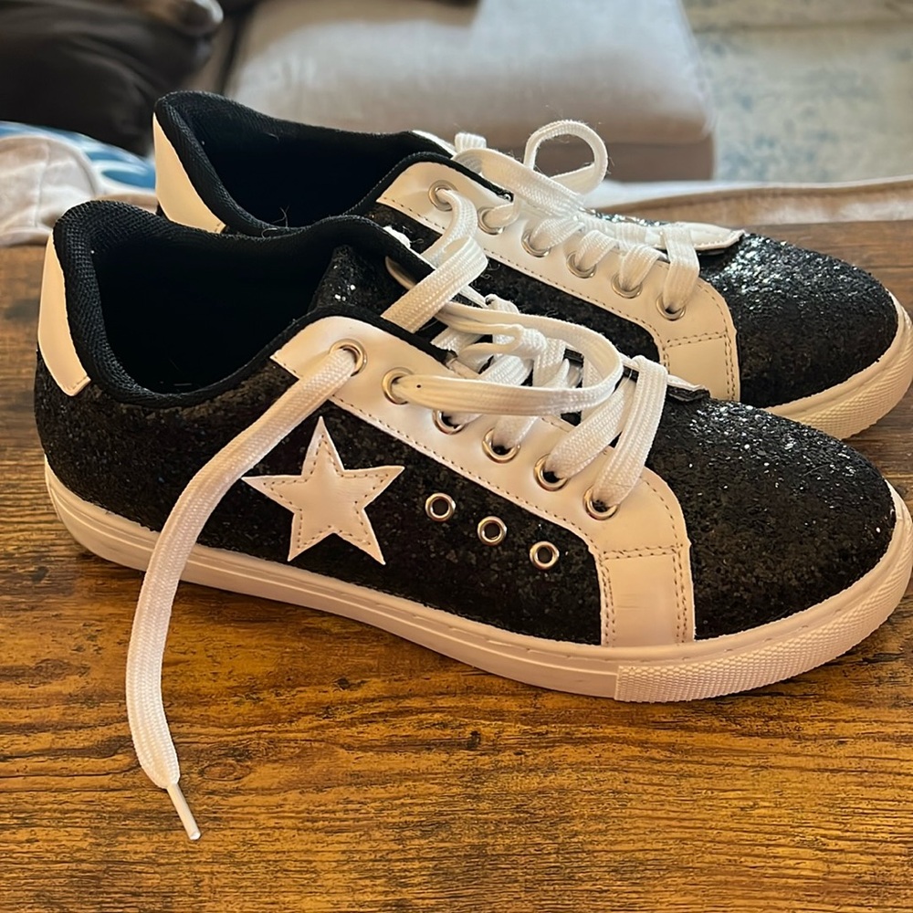 Star black and white fashion sneakers